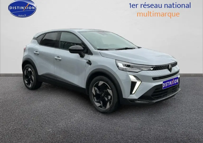 Renault Captur gris rafale en 3/4 avant droit, avec jantes alu noires et feux LED allumés.