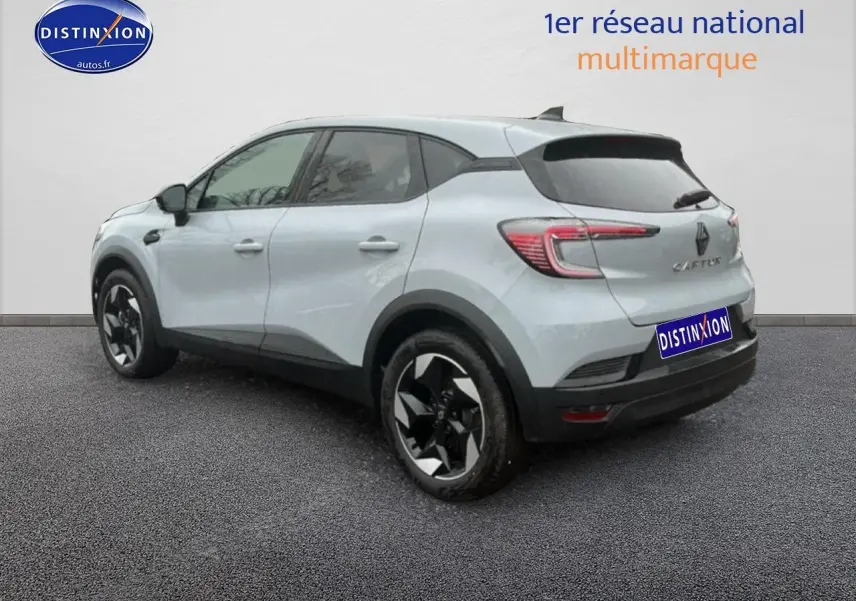 Vue 3/4 arrière droite d'un Renault Captur gris rafale avec jantes alu et feux arrière LED.