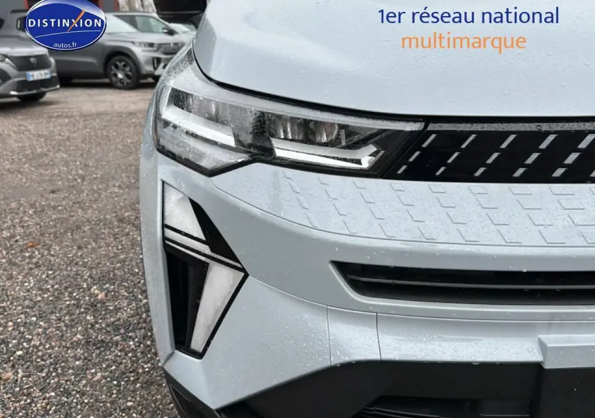 Gros plan sur l'avant gauche du Renault Captur gris rafale 2026 avec phares LED et calandre distinctive.