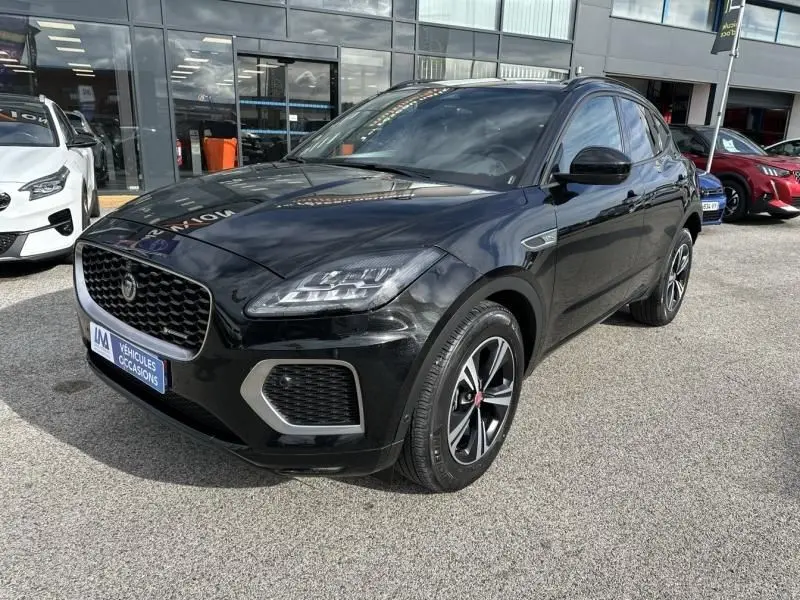 Jaguar E-PACE noir vue 3/4 avant droit, avec calandre distinctive et jantes alliage noires et argentées.