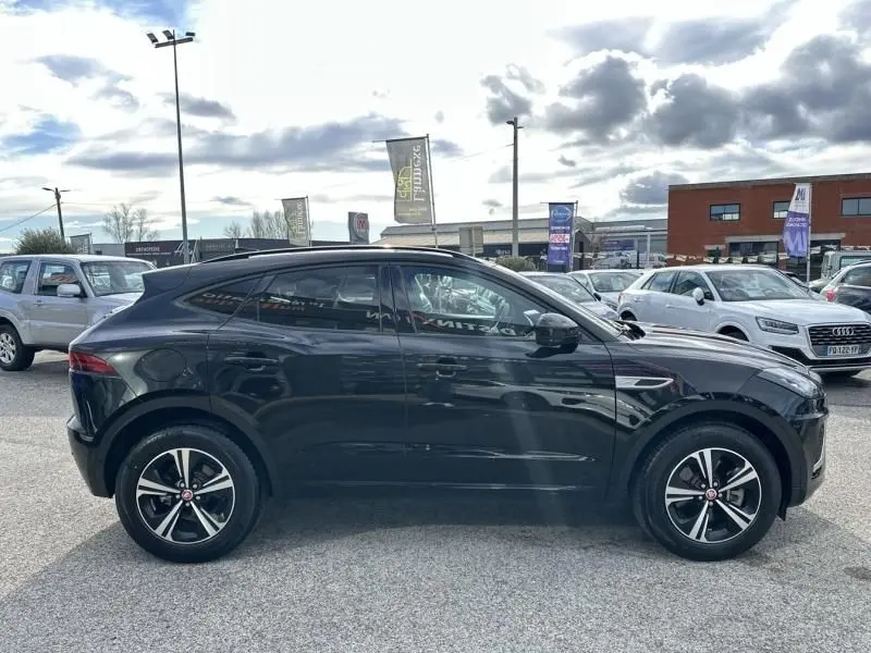 Vue de profil côté gauche d'un Jaguar E-PACE noir 2021, avec jantes alliage et lignes dynamiques marquées.