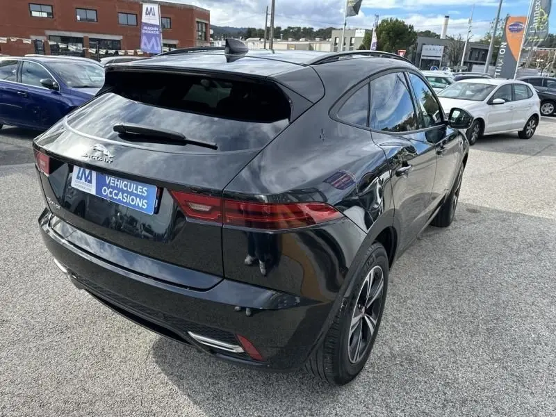 Vue 3/4 arrière droite d'un Jaguar E-PACE noir 2021 avec feux arrière allongés et toit plongeant.