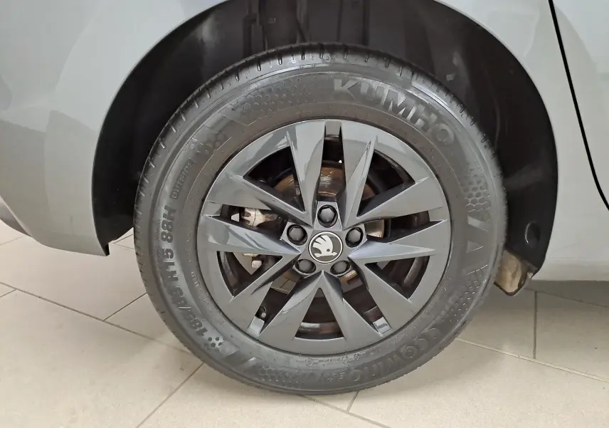 Gros plan sur la jante alliage noire 15'' Rotare du côté arrière droit d'une Skoda Fabia gris graphite.