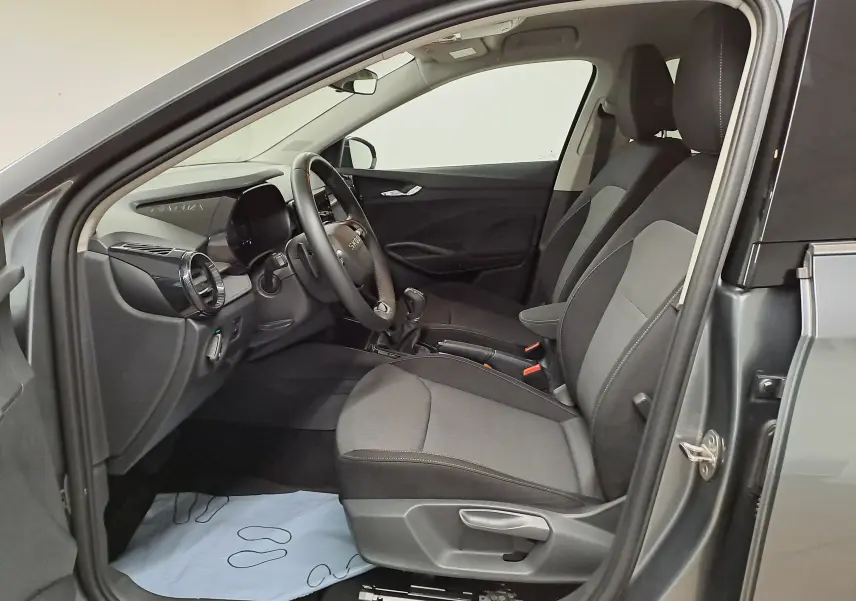 Intérieur côté conducteur de la Skoda Fabia 2025 gris graphite, montrant les sièges tissu et le tableau de bord moderne.