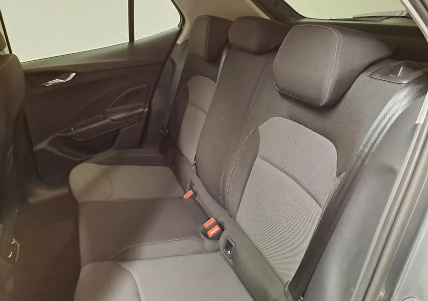 Vue intérieure de la banquette arrière côté droit de la Skoda Fabia 2025 avec sièges tissu gris et ceinture noire.