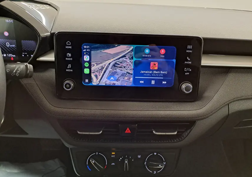 Vue rapprochée de l’écran tactile central du tableau de bord de la Skoda Fabia 2025 avec interface multimédia active.