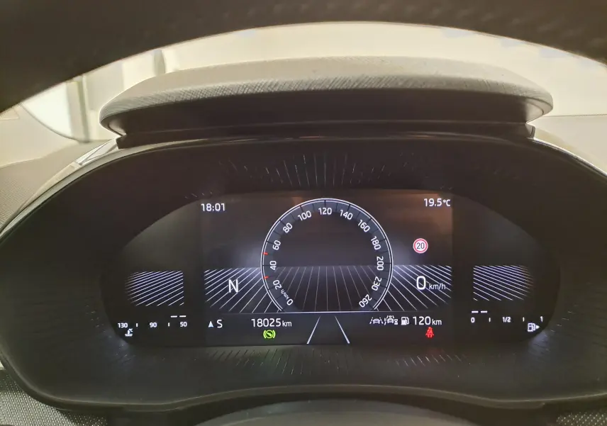 Tableau de bord numérique de la Skoda Fabia 2025, affichage vitesse, température et autonomie, vue de face rapprochée.