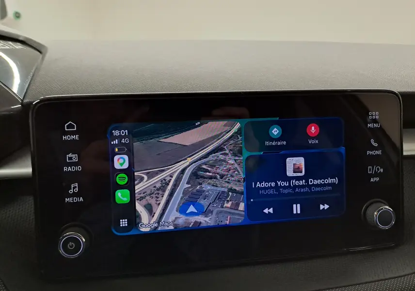 Écran tactile central du tableau de bord d’une Skoda Fabia 2025 avec navigation Google Maps et commandes multimédia.