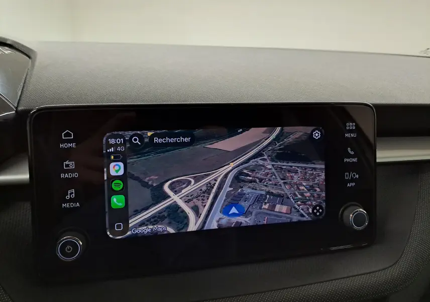 Écran tactile central de la Skoda Fabia 2025 affichant la navigation GPS avec interface moderne et commandes tactiles.