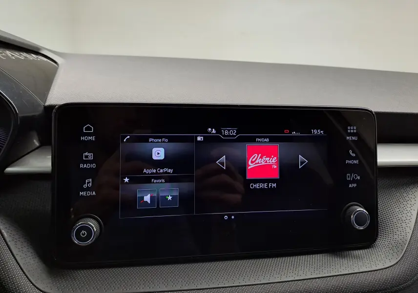 Écran tactile central du tableau de bord de la Skoda Fabia 2025 avec interface Apple CarPlay et radio Cherie FM.