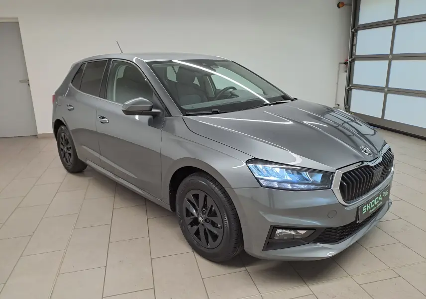 Vue 3/4 avant droite d'une Skoda Fabia 2025 gris graphite avec jantes alliage noires et vitres surteintées.