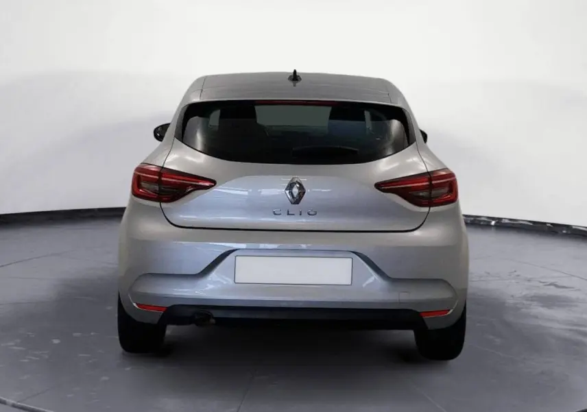 Vue arrière d'une Renault Clio gris clair 2022, soulignant ses feux arrière et son design compact.