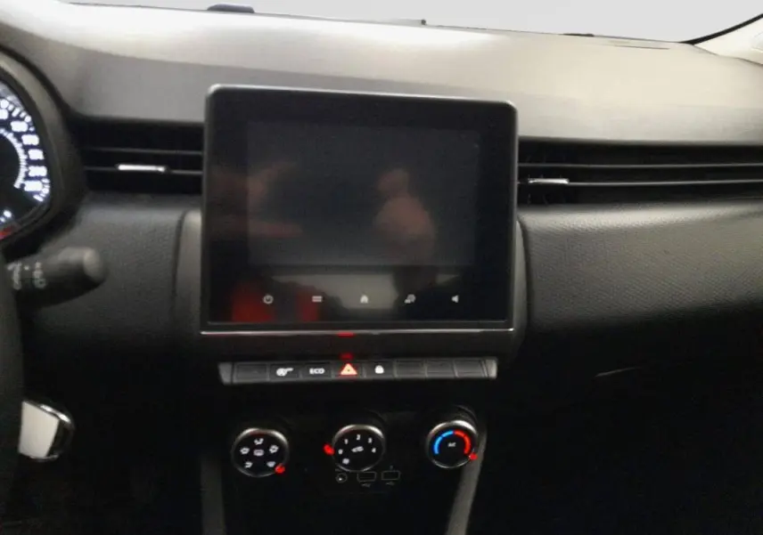 Vue intérieure centrée sur la console centrale de la Renault Clio V TCe 90 Equilibre 2022, avec écran tactile et commandes de climatisation manuelle.