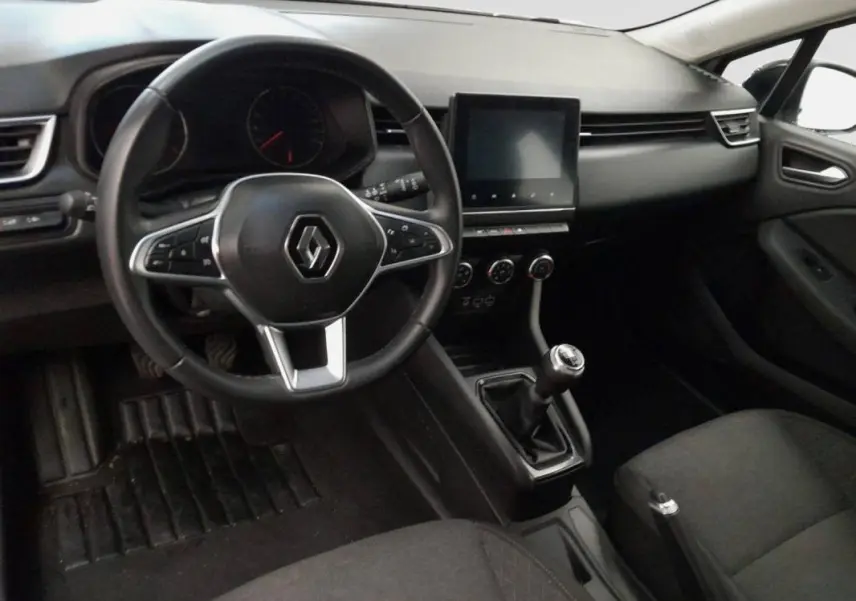 Vue intérieure de la Renault Clio V TCe 90 Equilibre 2022, tableau de bord noir avec écran tactile et boîte manuelle.