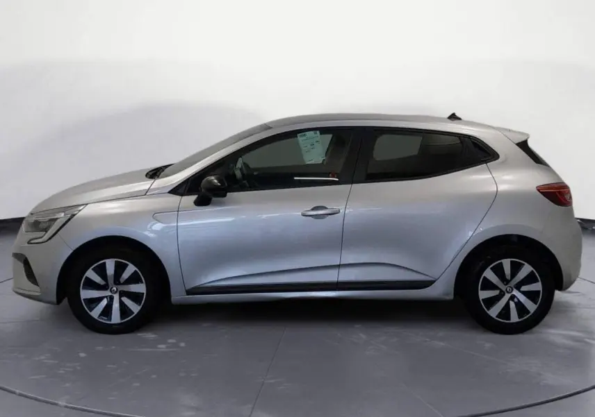 Profil droit d'une Renault Clio V TCe 90 Equilibre gris clair 2022 avec jantes alliage et vitres teintées.