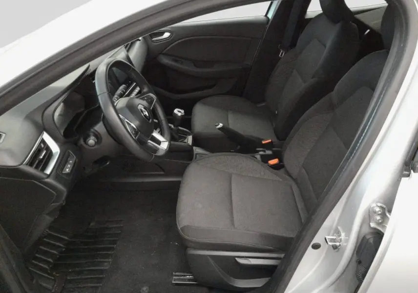 Vue intérieure côté conducteur d'une Renault Clio gris clair 2022, sièges tissu noirs et volant multifonction.