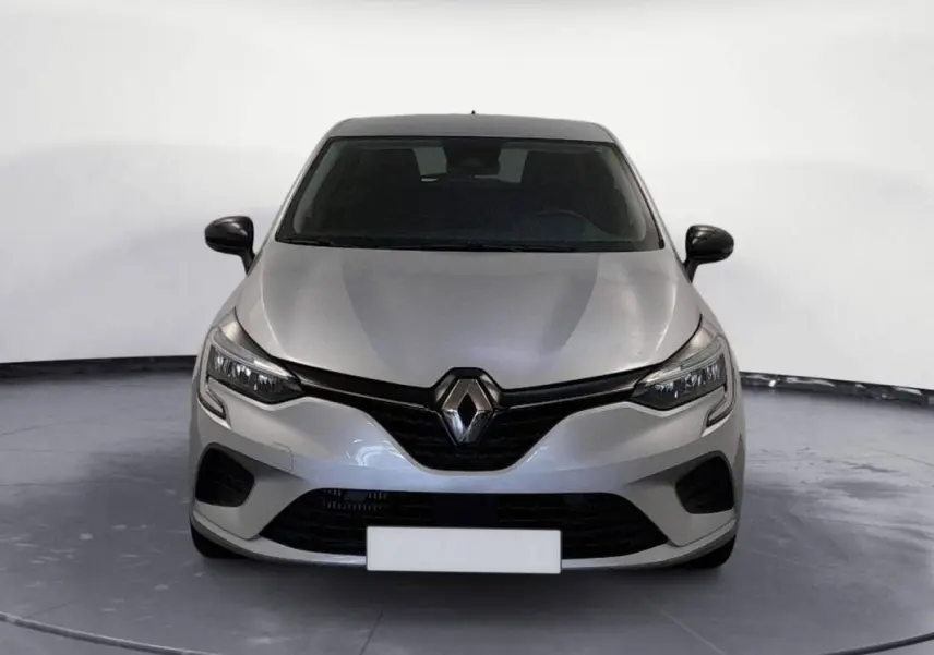 Vue frontale d'une Renault Clio gris clair 2022, mettant en valeur sa calandre noire et ses phares LED fins.