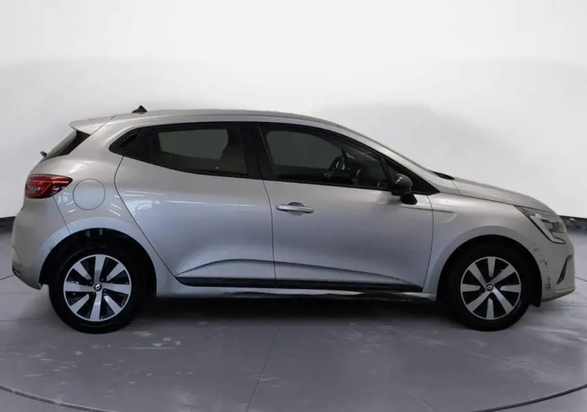 Profil côté gauche d'une Renault Clio gris clair 2022, version V TCe 90 Equilibre, sur fond neutre intérieur.