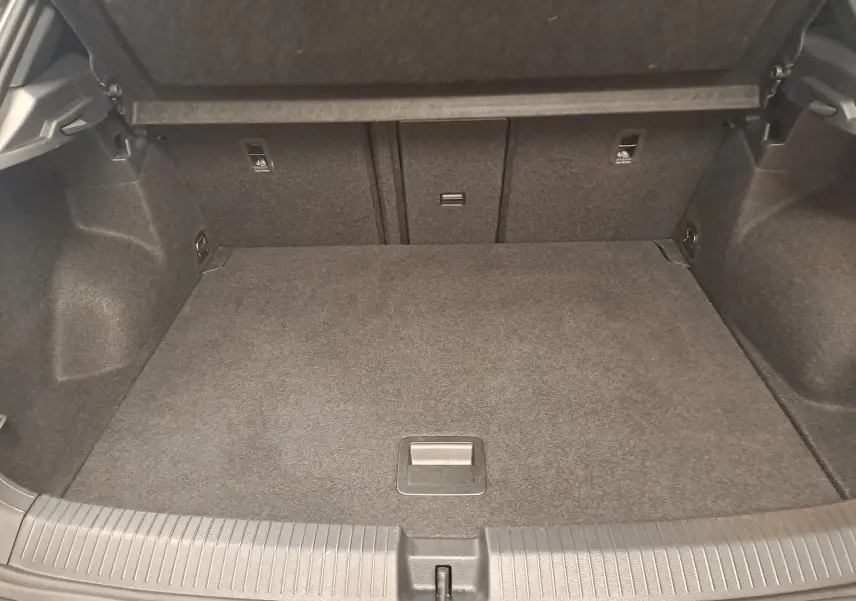 Coffre vide vu de face du Volkswagen T-Roc 2025, intérieur gris foncé avec revêtement textile.