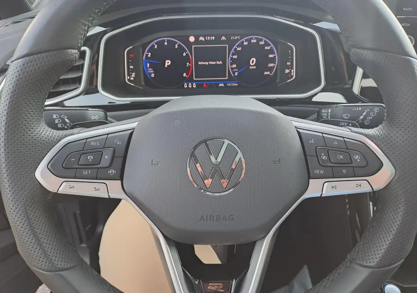Vue rapprochée du volant multifonction et du tableau de bord numérique du Volkswagen T-Roc 1.5 TSI R-Line 2025.