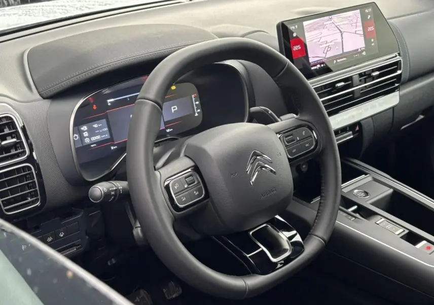 Vue rapprochée du volant et tableau de bord numérique du Citroën C5 Aircross, avec écran tactile et finitions noires.