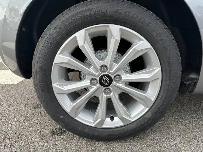 Gros plan sur la roue avant droite d'une Renault Clio gris 2025 avec jante alliage et pneu Goodyear.