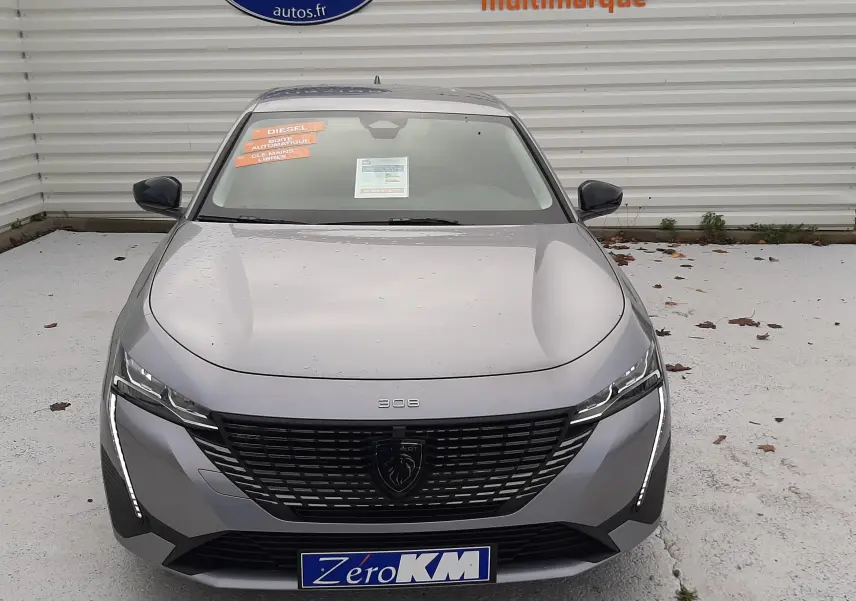 Peugeot 308 BlueHDi 130ch gris Artense vue 3/4 avant avec feux LED et jantes bi-ton 17 pouces