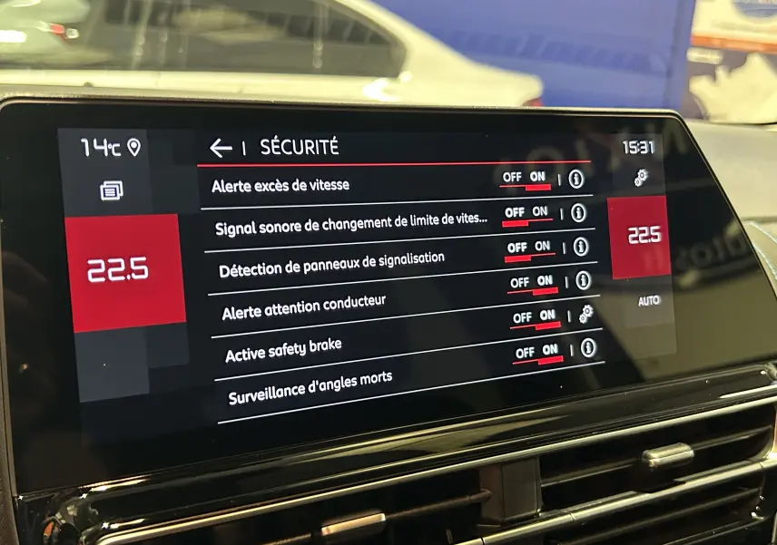 Écran tactile du tableau de bord du Citroën C5 Aircross 2025 affichant les options de sécurité activées.