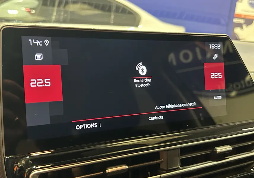 Écran tactile central du tableau de bord du Citroën C5 Aircross 2025 affichant la température et la recherche Bluetooth.