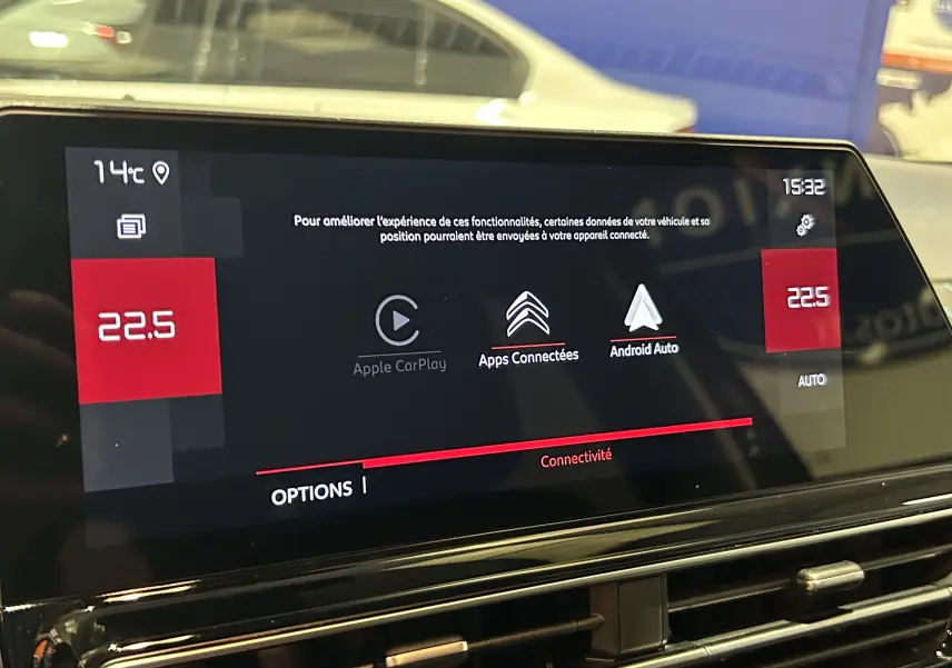 Écran tactile central du Citroën C5 Aircross 2025 montrant les options Apple CarPlay, Android Auto et température à 22,5°C.