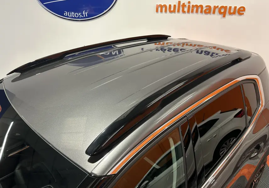 Toit gris platinium avec barres de toit noires du Citroën C5 Aircross vu en léger plongé côté gauche.