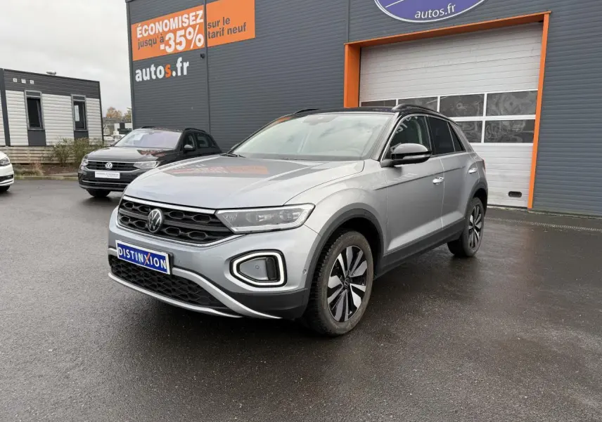 Volkswagen T-Roc argent pyrite métallisé en 3/4 avant droit, avec jantes alliage et calandre noire distinctive.