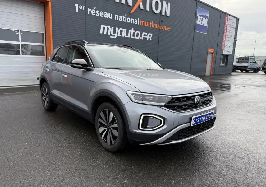 Volkswagen T-Roc argent pyrite métallisé en 3/4 avant droit avec jantes alliage et calandre noire distinctive