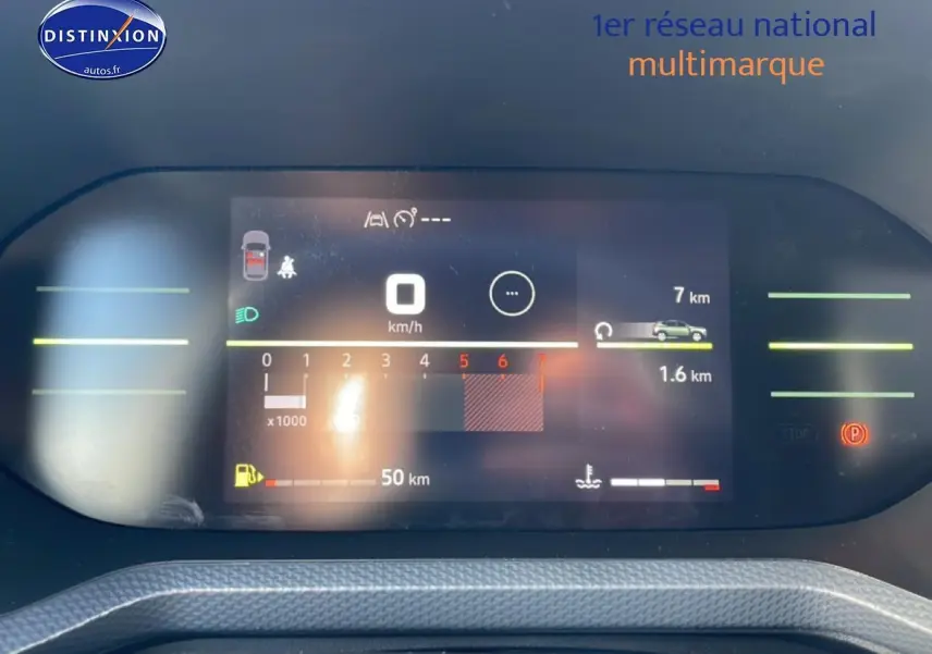 Tableau de bord numérique du Dacia Duster 2026 affichant la vitesse à 0 km/h et jauge de carburant, vue frontale rapprochée.