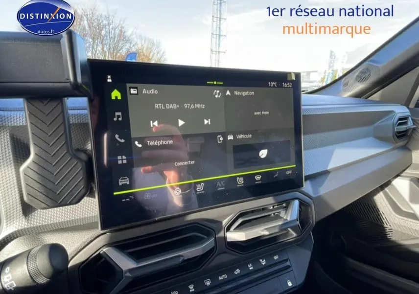 Vue intérieure du tableau de bord du Dacia Duster noir 2026, avec écran tactile multifonction et aérateurs hexagonaux.