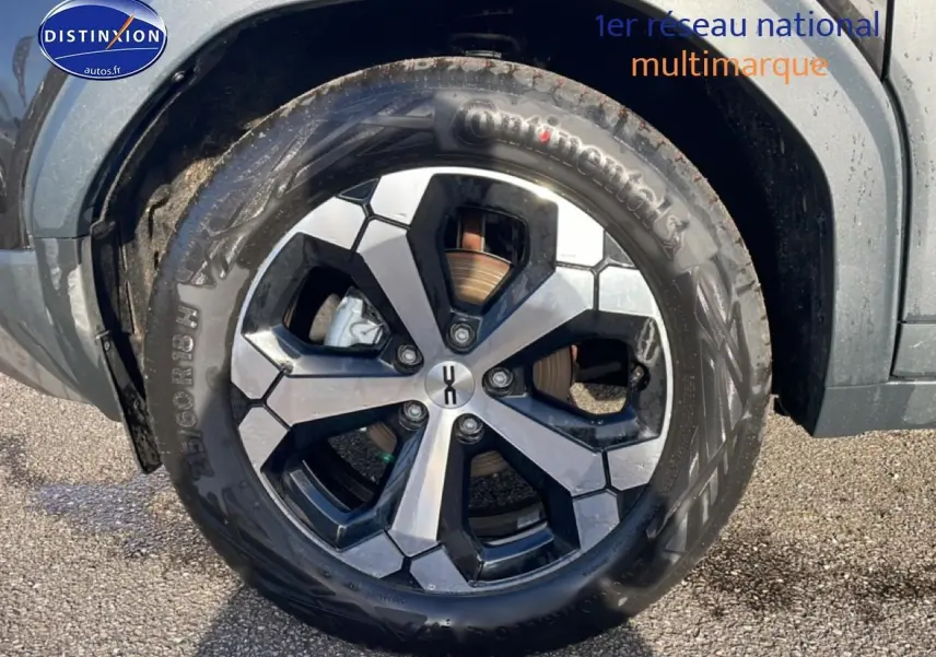 Gros plan sur la roue avant gauche du Dacia Duster noir 2026 avec jante alliage bicolore et pneu Continental.