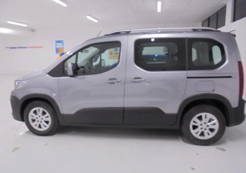 Peugeot Rifter 2020 gris Artense vu de profil côté gauche, avec protections noires sur les bas de caisse.