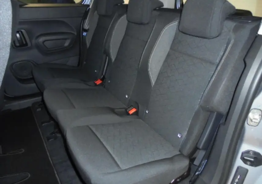 Vue intérieure des sièges arrière en tissu gris foncé du Peugeot Rifter 2020, porte ouverte côté droit visible en gris Artense.