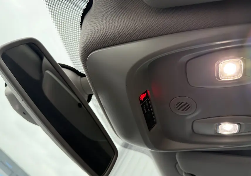 Vue intérieure du plafonnier avec éclairage allumé et rétroviseur intérieur d’un Renault Captur rouge 2017.