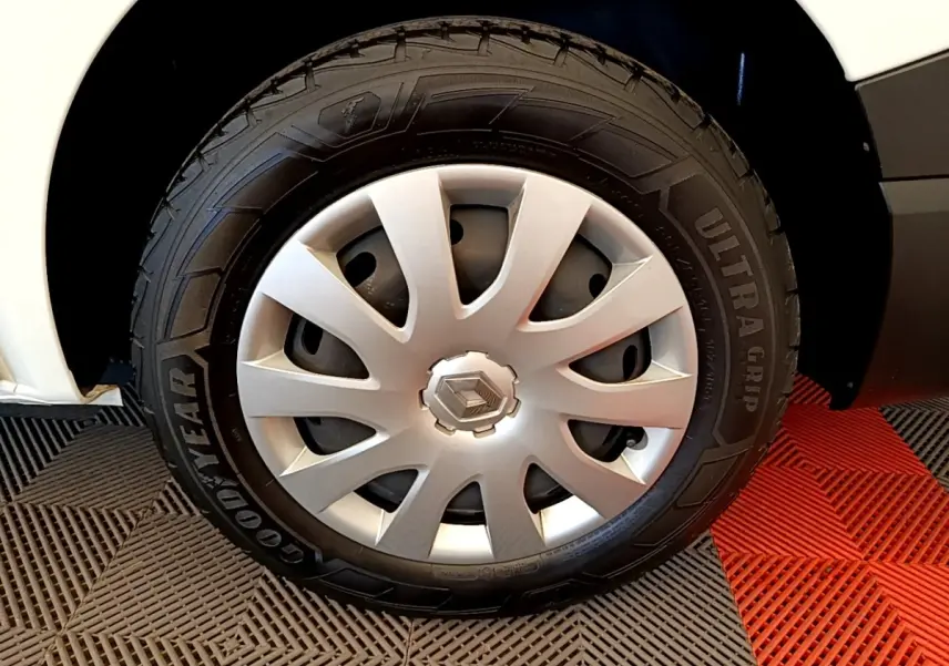 Gros plan sur la roue avant droite du Renault Trafic Fourgon blanc, avec enjoliveur argenté et pneu Goodyear Ultra Grip.