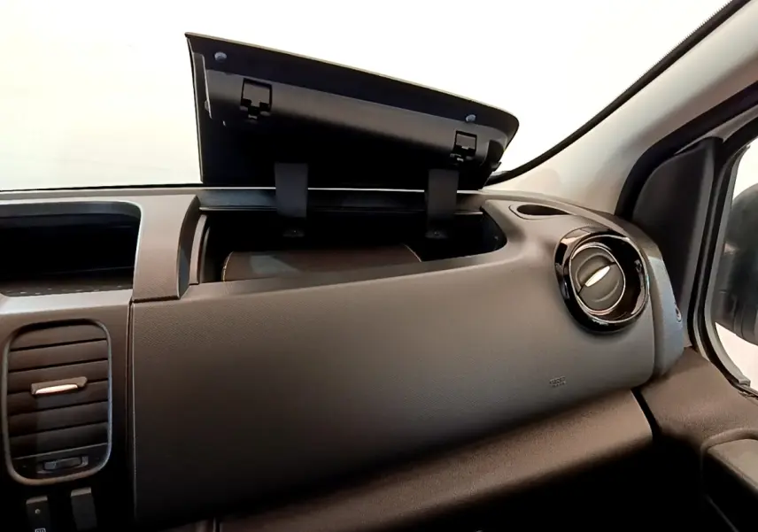 Vue intérieure côté passager du tableau de bord noir du Renault Trafic Fourgon L1H1 1200 Confort 2021 avec boîte manuelle.