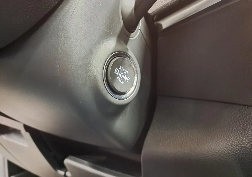 Bouton start/stop moteur en gros plan sur le tableau de bord intérieur du Skoda Karoq 1.5 TSI 150 DSG7 blanc Lune.