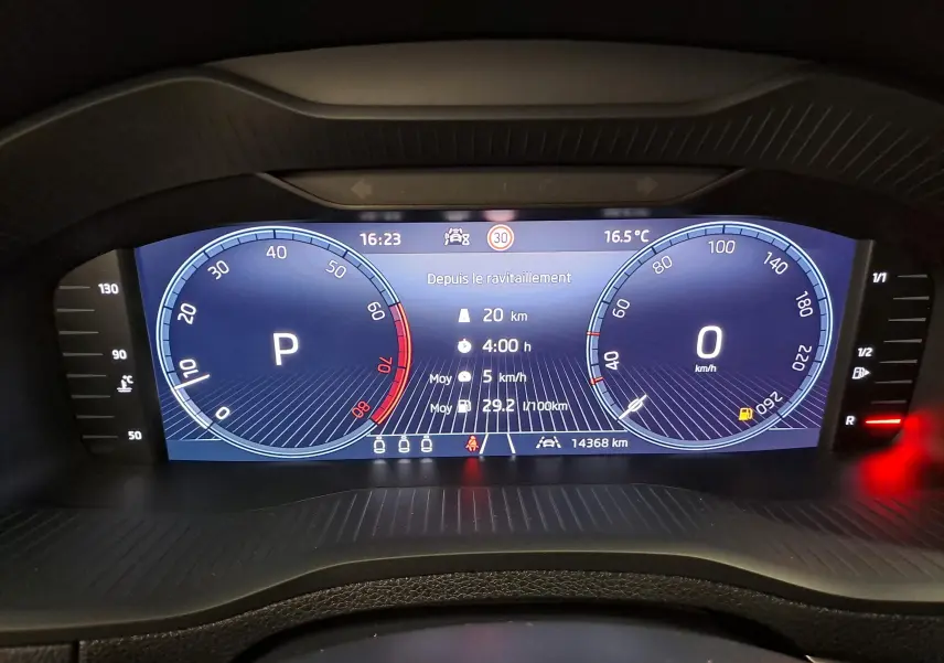 Tableau de bord numérique du Skoda Karoq 2025 affichant vitesse, mode parking, température et informations de trajet.