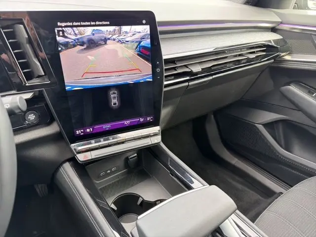 Vue intérieure de la console centrale et tableau de bord du Renault Austral gris Casiopee, écran tactile affichant la caméra de recul.