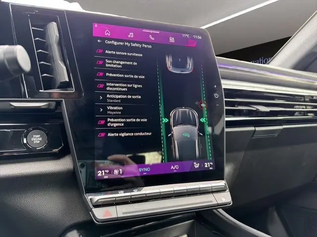 Vue rapprochée de l’écran tactile central du tableau de bord du Renault Austral gris Casiopee, affichant les alertes de sécurité.