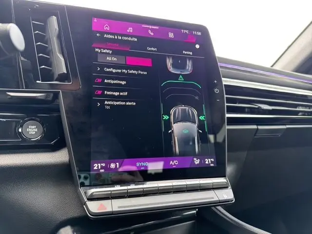 Vue rapprochée de l’écran tactile central du Renault Austral gris Casiopee, affichant les aides à la conduite.