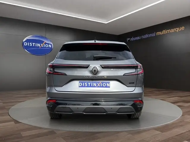 Vue arrière d’un Renault Austral E-Tech Full Hybrid 2025 gris Casiopee avec feux LED et logo distinctif au centre.