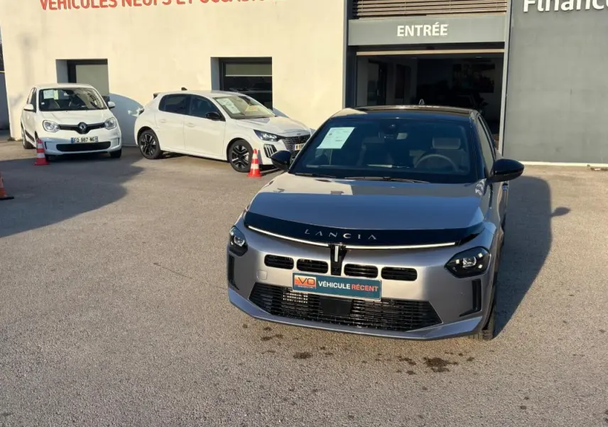 Lancia Ypsilon gris vue de face, mettant en valeur sa calandre moderne et ses phares LED distinctifs.