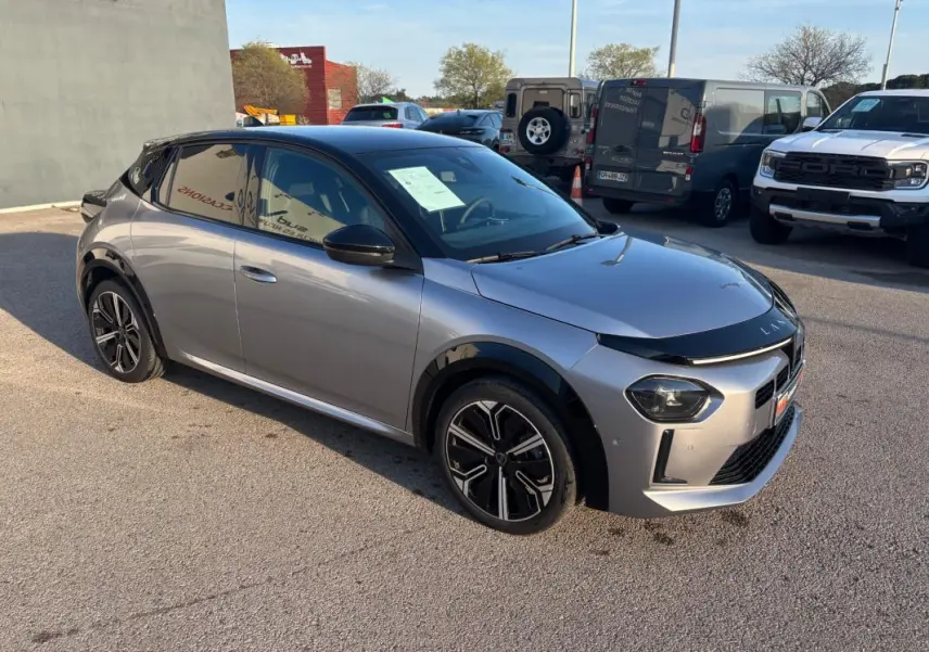 Lancia Ypsilon gris vue 3/4 avant droit, jantes 17 pouces noires, toit et rétroviseurs noirs, stationnée en extérieur.