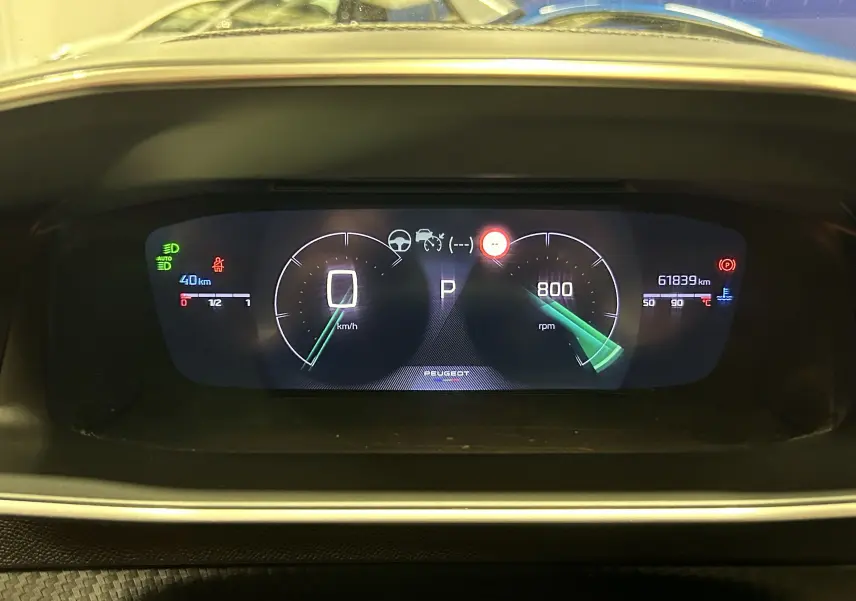 Tableau de bord numérique du Peugeot 2008 2024 affichant vitesse, régime moteur et kilométrage à 61 839 km.